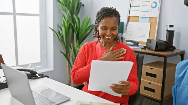 Joyful African American Woman Reading Document Office — Stock Photo, Image