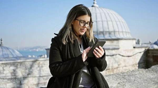Adult Hispanic Woman Using Smartphone Istanbul Cityscape Background — Stock Photo, Image