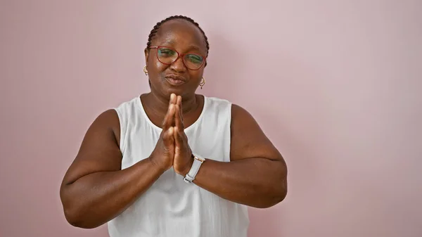 African American Woman Standing Hands Together Praying Isolated Pink Background — Stock Photo, Image