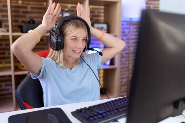 Junge Kaukasische Frau Die Videospiele Spielt Trägt Kopfhörer Und Macht — Stockfoto