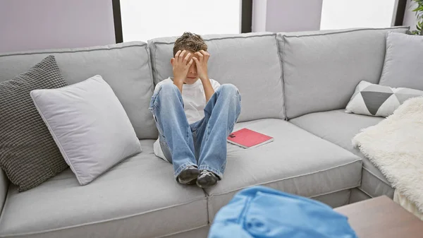 Sevimli Sarışın Çocuk Evdeki Kanepede Çaresizce Oturuyor Stres Hayal Kırıklığından — Stok fotoğraf