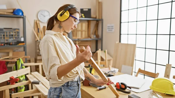 Young Woman Examines Wood Well Lit Carpentry Workshop Surrounded Tools — Stock Photo, Image