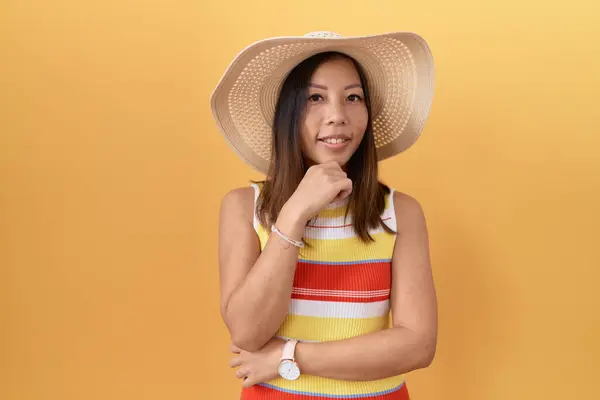 Mujer China Mediana Edad Con Sombrero Verano Sobre Fondo Amarillo — Foto de Stock
