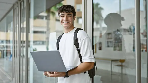 Glada Hispanic Tonåring Vid Universitetet Ung Smart Student Njuter Laptop — Stockfoto