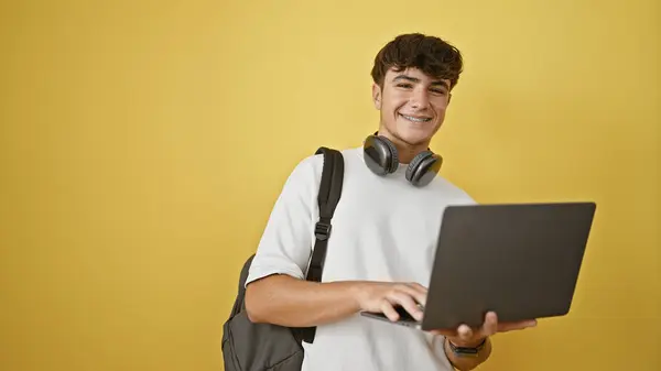 Cool Mladý Hispánský Teenager Těší Život Sebevědomě Usmívá Notebookem Sluchátky — Stock fotografie