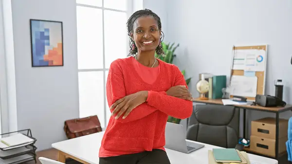 Confident African American Woman Bright Office Smiling Camera Work Environment — Stock Photo, Image