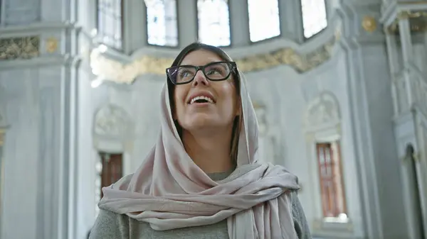 Usmívající Žena Nosí Brýle Hidžáb Uvnitř Islámské Mešity Elegantní Architekturou — Stock fotografie