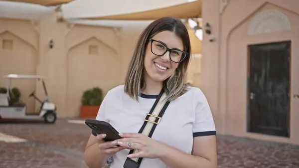 Mujer Joven Sonriente Con Gafas Usando Teléfono Inteligente Calle Doha —  Fotos de Stock