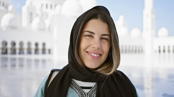 Eine Lächelnde Junge Frau Einem Hijab Mit Verschwommenem Moschee Hintergrund — Stockfoto