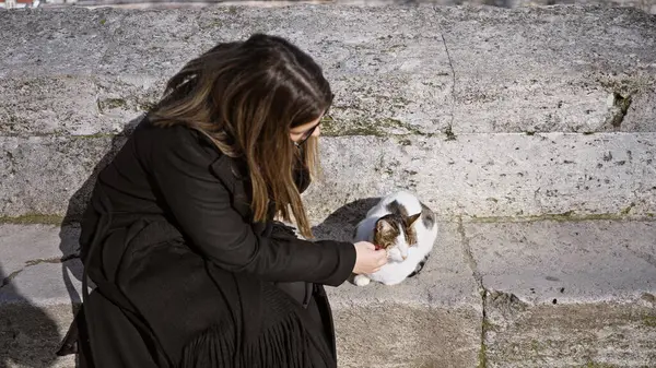 Eine Junge Frau Streichelt Eine Katze Auf Einer Sonnigen Straße — Stockfoto