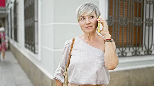 Mulher Hispânica Madura Com Cabelo Grisalho Falando Telefone Cenário Rua — Fotografia de Stock