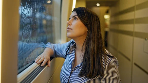 年轻美丽的惊慌失措的女人看着窗外 外面的火车车厢里下着雨 — 图库照片