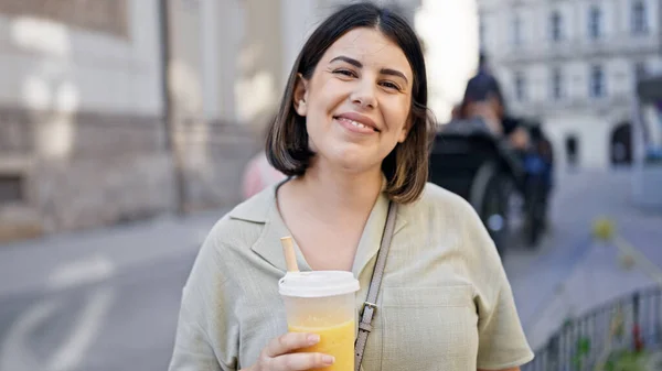 在维也纳街上喝泡泡茶的年轻漂亮的惊慌失措的女人 — 图库照片