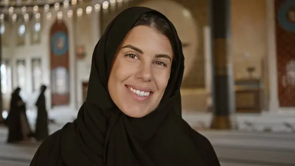 Usmívající Žena Hidžábu Pózuje Mešitě Doze Ztělesňuje Kulturní Krásu Náboženskou — Stock fotografie