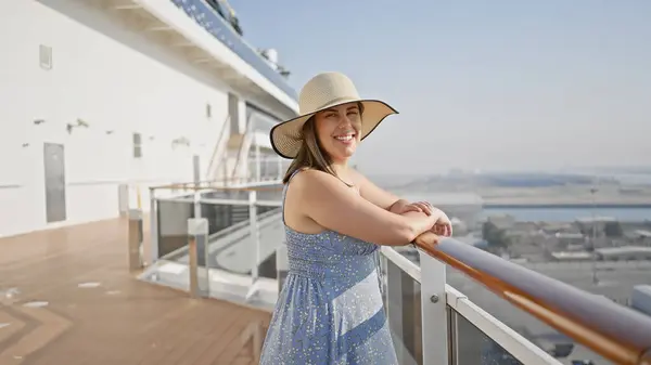 Una Mujer Sonriente Sombrero Sol Disfruta Sus Vacaciones Cubierta Crucero —  Fotos de Stock