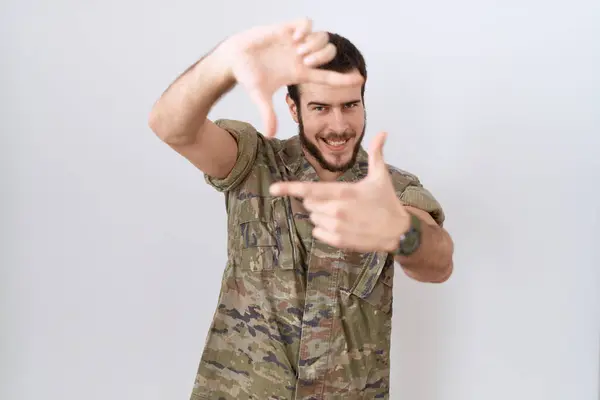 Mladý Hispánec Maskáčové Armádní Uniformě Usmívá Vytváří Rámeček Rukama Prsty — Stock fotografie