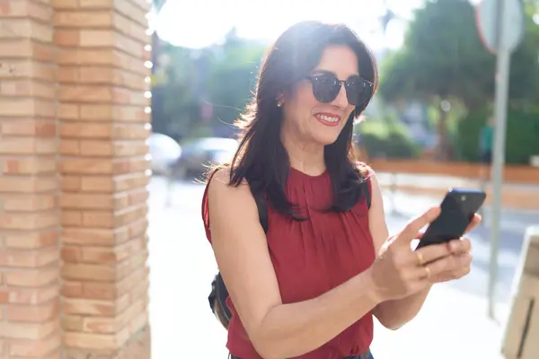 Mulher Hispânica Meia Idade Sorrindo Confiante Usando Smartphone Rua — Fotografia de Stock