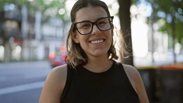 Радостная Латиноамериканка Очках Позирует Излучая Уверенность Мадридских Улицах — стоковое фото