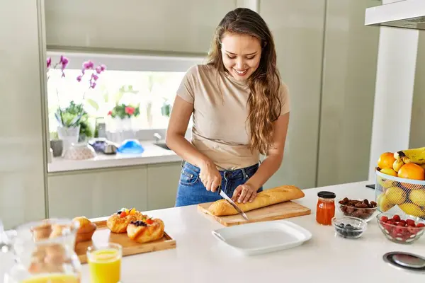 Junge Schöne Hispanische Frau Bereitet Frühstück Beim Brotschneiden Der Küche — Stockfoto