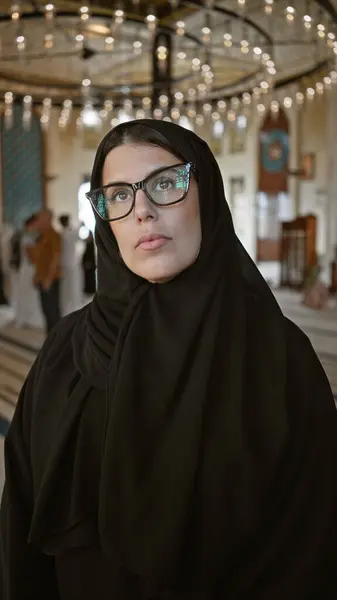 Kontemplativní Mladá Žena Tradičním Islámském Oděvu Obdivující Složitou Architekturu Uvnitř — Stock fotografie