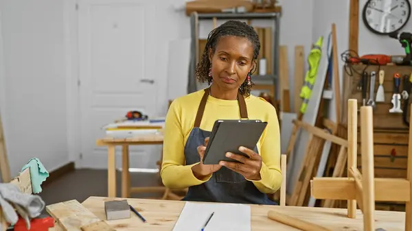 African American Woman Tablet Woodworking Workshop Indoors — Stock Photo, Image