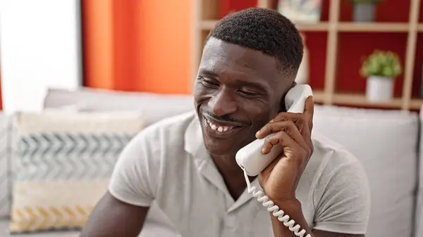 Afričan Američan Mluví Telefonu Sedí Pohovce Usmívá Doma — Stock fotografie