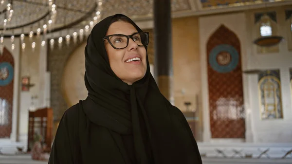 Lächelnde Frau Hijab Der Verzierten Doha Moschee Mit Arabesken Design — Stockfoto