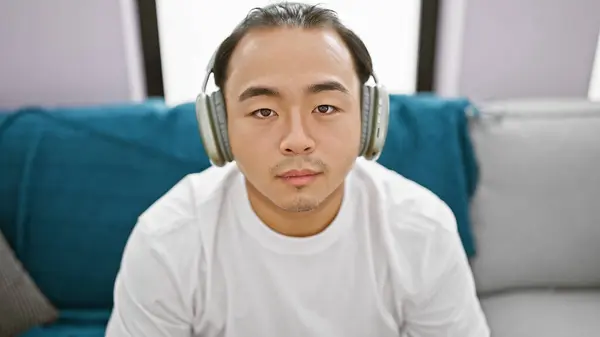 Stilig Ung Kinesisk Man Med Ett Allvarligt Ansikte Ingraverat Sin — Stockfoto