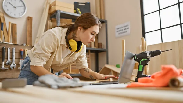 Focused Woman Using Laptop Carpentry Workshop Tools Wood Embodying Capable — Stock Photo, Image