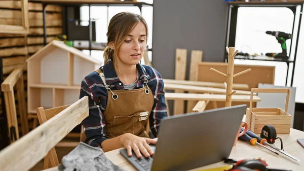 Portrait Determined Young Woman Beautiful Blonde Carpenter Engrossed Her Woodwork — Stock Photo, Image