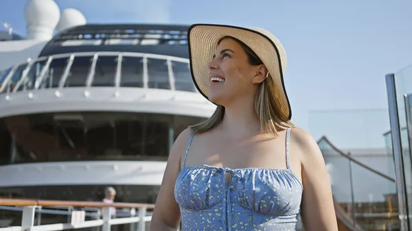 Mujer Sonriente Sombrero Sol Disfrutando Sus Vacaciones Una Cubierta Crucero —  Fotos de Stock