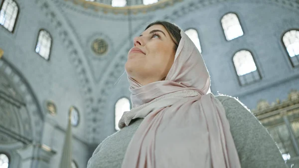 Rozjímající Žena Hidžábu Historické Mešitě Istanbulu Hledí Vzhůru — Stock fotografie