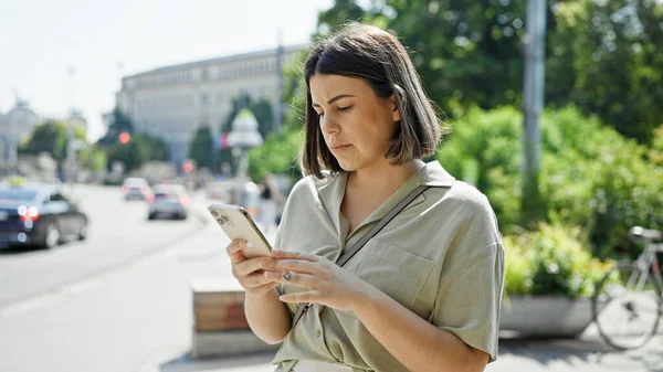 Jovem Bela Mulher Hispânica Usando Smartphone Nas Ruas Viena — Fotografia de Stock