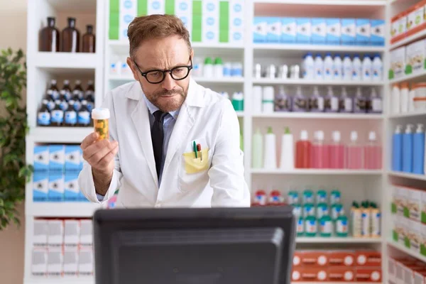 Farmacista Uomo Mezza Età Utilizzando Computer Contenente Pillole Bottiglia Farmacia — Foto Stock