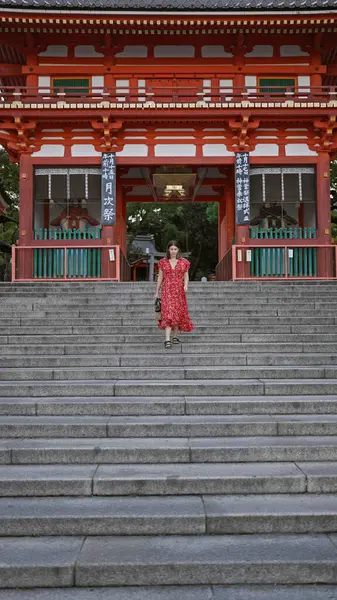 Antigo Templo Yasaka Japão Uma Bela Mulher Hispânica Lentamente Afasta — Fotografia de Stock