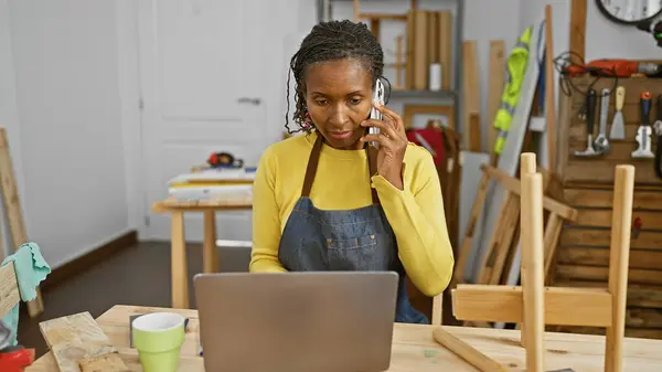 Femme Afro Américaine Parlant Téléphone Dans Atelier Travail Bois Avec — Photo
