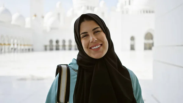 Šťastná Žena Hidžábu Úsměvem Šejk Zayed Velkou Mešitu Abu Dhabi — Stock fotografie