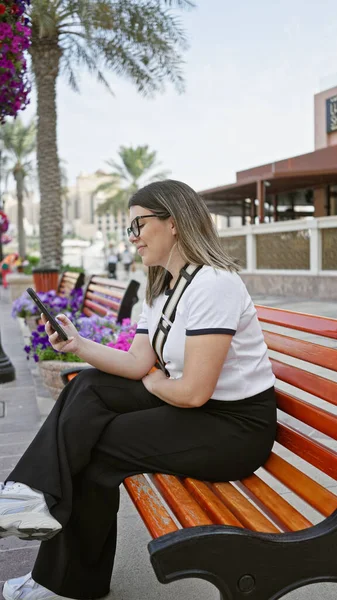 Mujer Adulta Usando Smartphone Banco Calle Doha Con Arquitectura Árabe —  Fotos de Stock