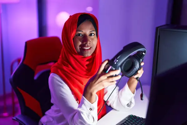Young Beautiful Woman Streamer Smiling Confident Holding Headphones Gaming Room — ストック写真