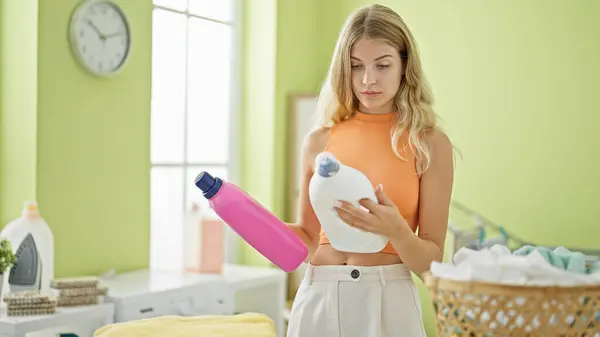 Çamaşır Odasında Deterjan Seçen Genç Sarışın Kadın — Stok fotoğraf