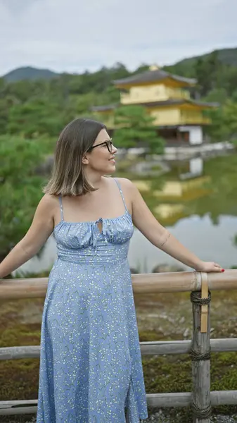 Gözlüklü Neşeli Spanyol Kadın Kinkaku Nin Altın Köşküne Hayran Kyoto — Stok fotoğraf