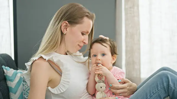 Matka Córka Siedzą Kanapie Ssąc Zabawki Domu — Zdjęcie stockowe