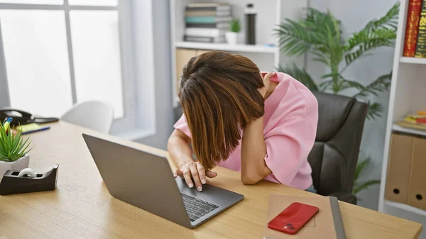 Stressed Young Hispanic Businesswoman Office Painfully Grapples Cervical Issues While — Stock Photo, Image