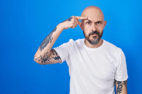 Hombre Hispano Con Tatuajes Pie Sobre Fondo Azul Apuntando Infeliz — Foto de Stock