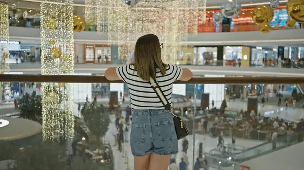 Widok Tyłu Brunetka Kobieta Podziwiając Luksusowe Dubai Centrum Handlowe Wnętrze — Zdjęcie stockowe