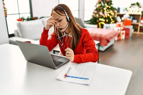 Young Caucasian Woman Call Center Agent Stressed Teleworking Sitting Christmas — Stock Photo, Image