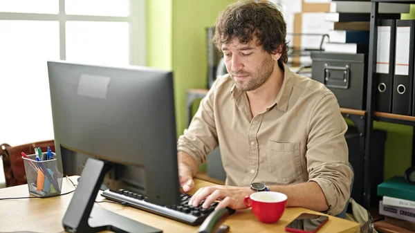 Young Hispanic Man Business Worker Using Computer Office — Stock Photo, Image
