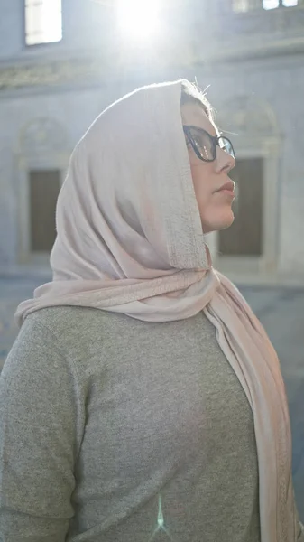Portrét Kontemplativní Ženy Šátkem Uvnitř Sluncem Zalité Mešity — Stock fotografie