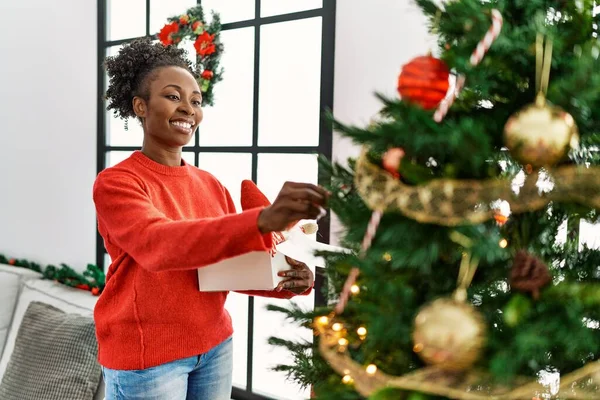 Mujer Afroamericana Sonriendo Confiada Decorando Árbol Navidad Casa — Foto de Stock