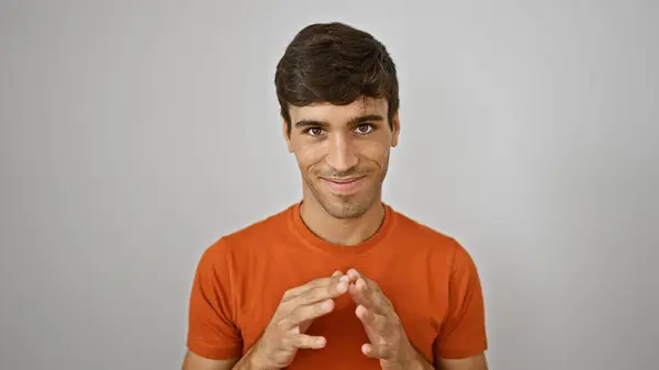 Atraktivní Veselý Mladý Hispánec Který Sebevědomě Usmívá Když Stojí Prsty — Stock fotografie